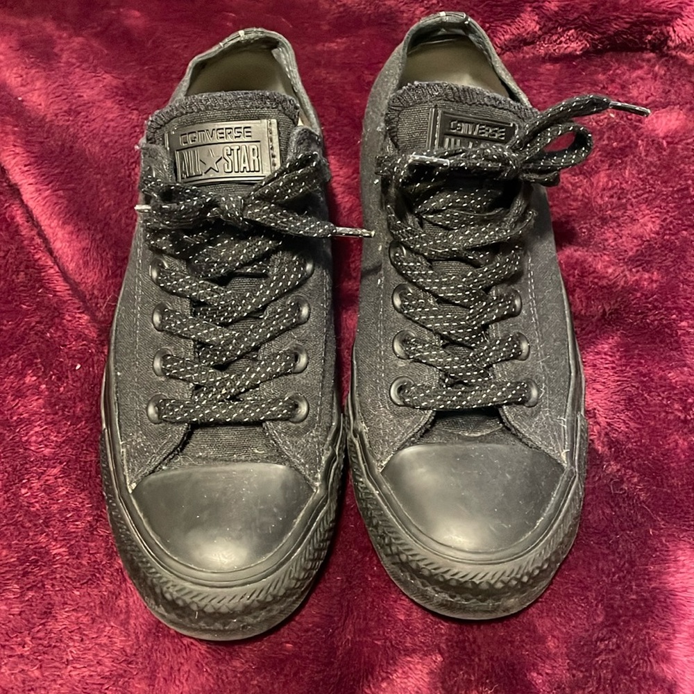 All black Converse low top with reflective laces